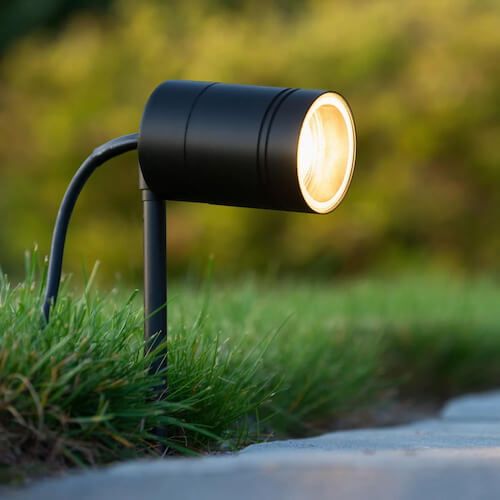 Moderne LED-Gartenstrahler mit Erdspieß: Auswahl, Funktionen und praktische Anwendung