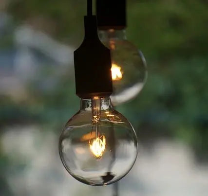Das Licht ist ausgeschaltet - warum leuchtet bzw. glimmt die LED trotzdem noch?